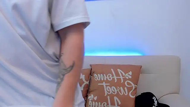 Snapshot of Leoo_Miller chatting on October 28, 9:17 pm Leoo Miller online show from October 28, 9:17 pm