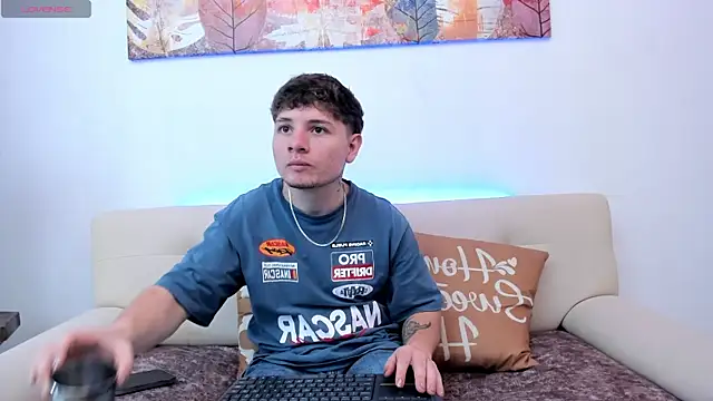 Snapshot of Leoo_Miller chatting on October 30, 8:20 pm Leoo Miller online show from October 30, 8:20 pm