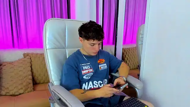 Snapshot of Leoo_Miller chatting on November 4, 4:33 am Leoo Miller online show from November 4, 4:33 am