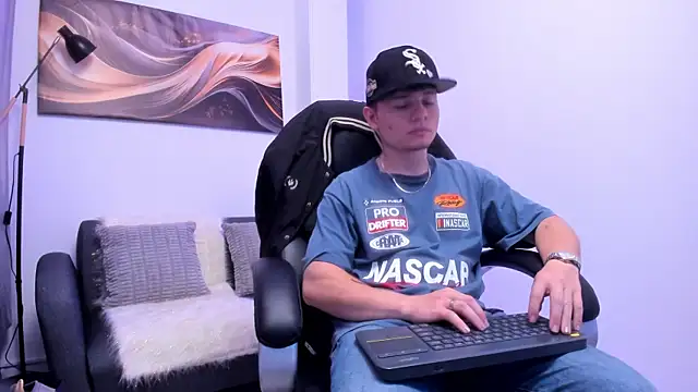 Snapshot of Leoo_Miller chatting on November 14, 4:00 am Leoo Miller online show from November 14, 4:00 am