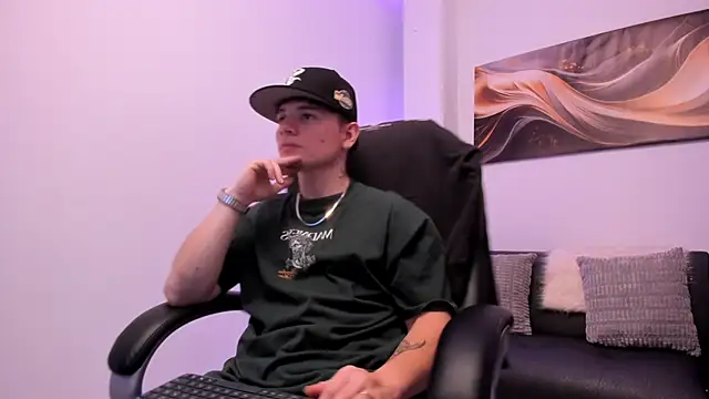 Snapshot of Leoo_Miller chatting on November 14, 11:02 pm Leoo Miller online show from November 14, 11:02 pm