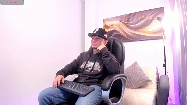 Snapshot of Leoo_Miller chatting on November 25, 3:50 am Leoo Miller online show from November 25, 3:50 am