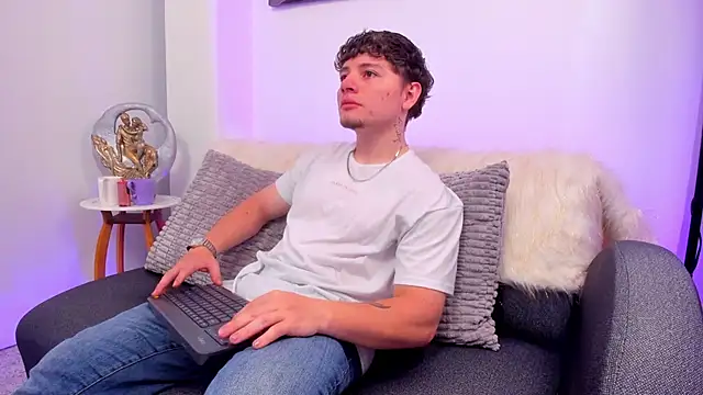 Snapshot of Leoo_Miller chatting on November 30, 4:16 am Leoo Miller online show from November 30, 4:16 am