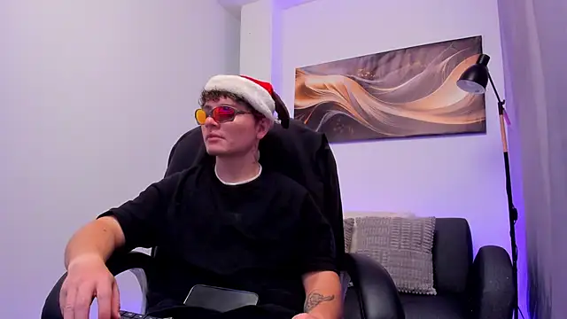 Snapshot of Leoo_Miller chatting on December 5, 4:10 am Leoo Miller online show from December 5, 4:10 am