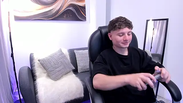 Snapshot of Leoo_Miller chatting on December 14, 4:18 am Leoo Miller online show from December 14, 4:18 am