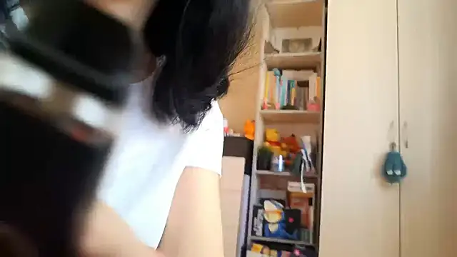 Abi bee online show from October 8, 8:45 am