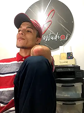 Snapshot of santyrestrepo chatting on October 8, 11:24 pm santyrestrepo online show from October 8, 11:24 pm