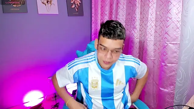 Snapshot of alex_boyy chatting on October 5, 1:04 am alex boyy online show from October 5, 1:04 am