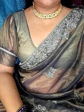 Snapshot of Rashmi_011 chatting on May 18, 11:43 pm Rashmi 011 online show from May 18, 11:43 pm