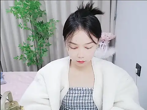 Snapshot of mili0923 chatting on October 21, 2:12 am mili0923 online show from October 21, 2:12 am