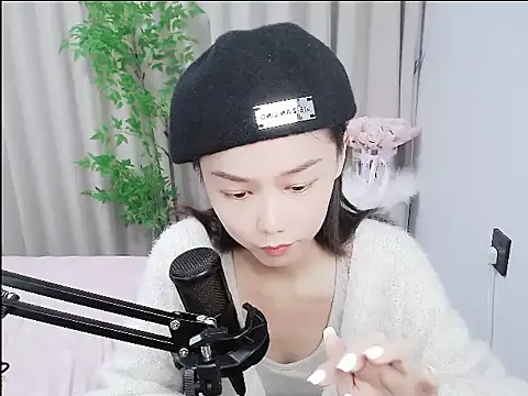 Snapshot of mili0923 chatting on October 22, 2:28 pm mili0923 online show from October 22, 2:28 pm