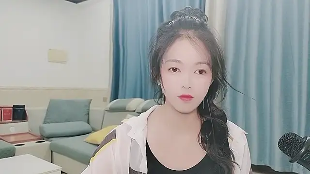 Snapshot of Q_Yumi chatting on October 18, 2:29 pm Q Yumi online show from October 18, 2:29 pm