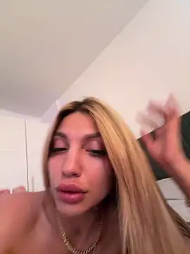 Snapshot of Ashley_luxx chatting on May 8, 3:17 pm Ashley luxx online show from May 8, 3:17 pm