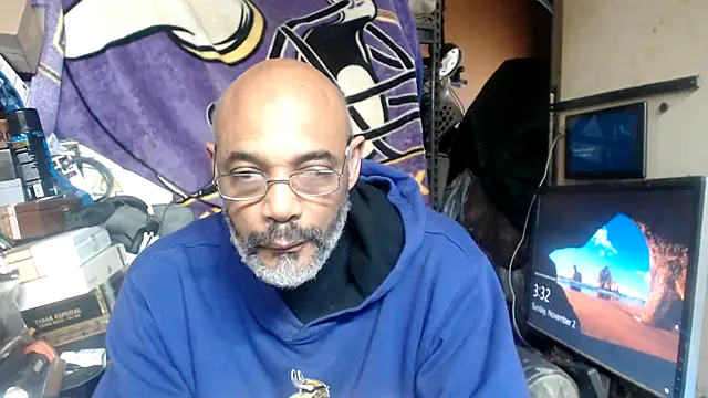 Snapshot of A_CIGAR_MAN chatting on November 2, 8:33 pm A CIGAR MAN online show from November 2, 8:33 pm