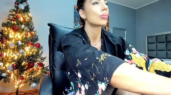 Alesyamuscledollxh online show from December 18, 9:40 pm