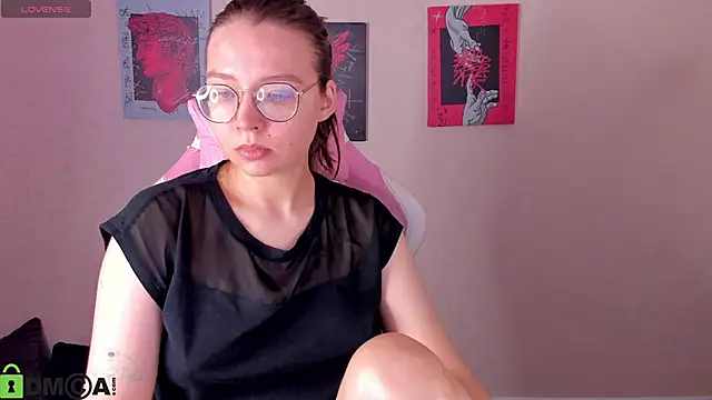 Nuura Moore online show from November 21, 1:04 am