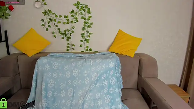 Nuura Moore online show from December 5, 1:14 am