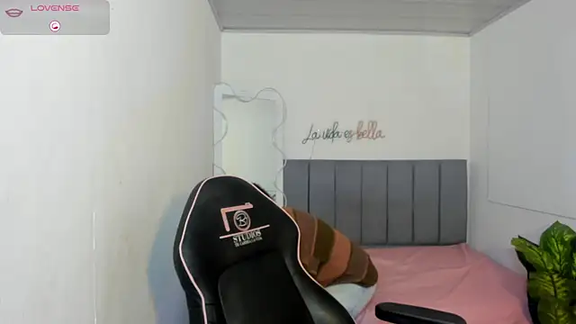 Snapshot of THIANA_TAY chatting on October 25, 2:52 am THIANA TAY online show from October 25, 2:52 am