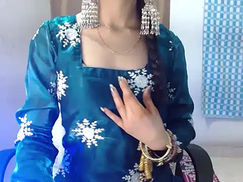 Snapshot of Roiseeee chatting on February 19, 5:03 am Roiseeee online show from February 19, 5:03 am