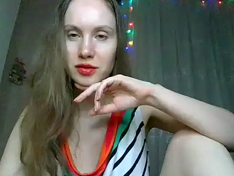 Snapshot of Lynirina chatting on May 10, 10:37 pm Lynirina online show from May 10, 10:37 pm