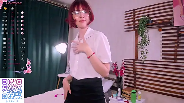 Snapshot of _LucyStars_ chatting on November 4, 2:05 pm LucyStars online show from November 4, 2:05 pm