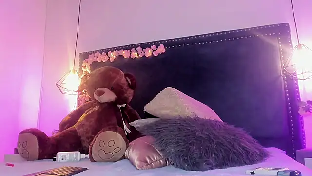 Emma Saylor online show from April 13, 8:03 pm