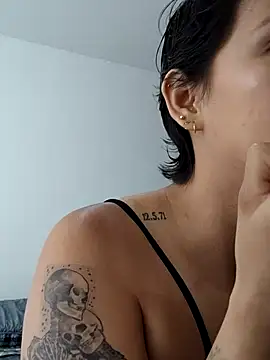 Snapshot of Blue_and_Damian chatting on October 20, 1:00 pm Blue and Damian online show from October 20, 1:00 pm