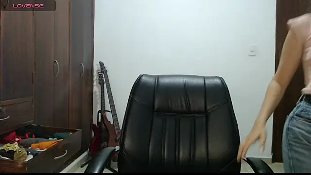 CarlaLorez online show from March 17, 1:10 am