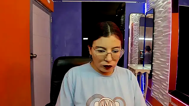 Snapshot of allison_mc chatting on November 6, 3:40 am allison mc online show from November 6, 3:40 am