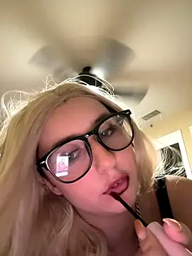 tiffanyxoxo515 online show from October 12, 8:46 am