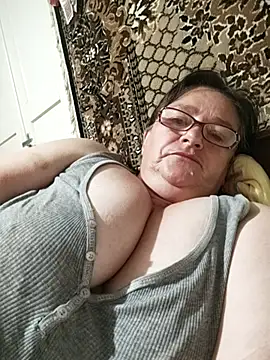 Snapshot of MilaCold5443 chatting on July 17, 2:40 am MilaCold5443 online show from July 17, 2:40 am