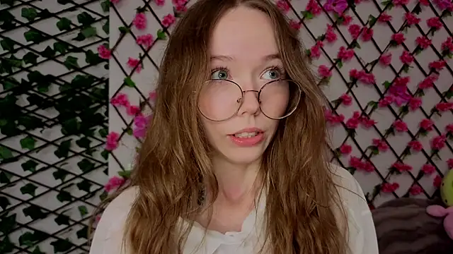 Snapshot of Petite_Polly chatting on October 16, 8:10 pm Petite Polly online show from October 16, 8:10 pm