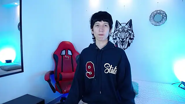 Emo Boy  online show from December 19, 12:45 pm