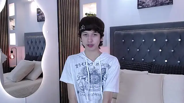 Emo Boy  online show from April 13, 8:25 pm