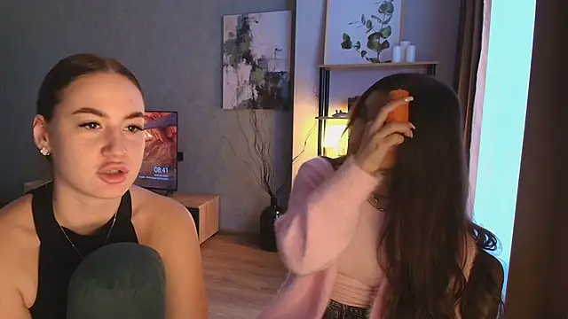 Snapshot of MayaGlow chatting on November 27, 5:42 am MayaGlow online show from November 27, 5:42 am