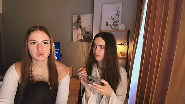 Snapshot of MayaGlow chatting on December 1, 5:34 am MayaGlow online show from December 1, 5:34 am