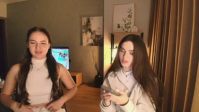 Snapshot of MayaGlow chatting on December 4, 5:28 am MayaGlow online show from December 4, 5:28 am