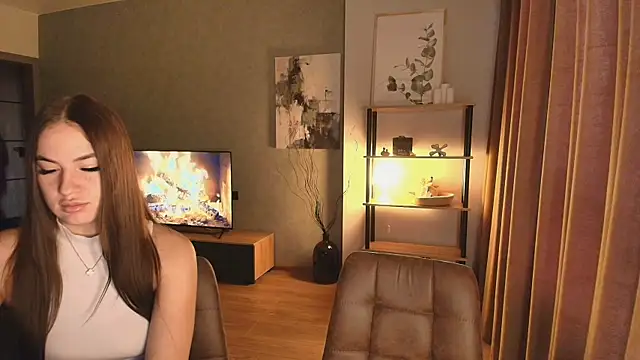 Snapshot of MayaGlow chatting on December 5, 5:27 am MayaGlow online show from December 5, 5:27 am