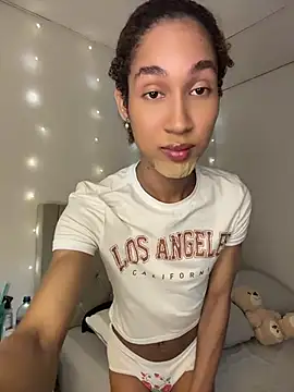Snapshot of Chloe_Celeste chatting on August 4, 1:53 am Chloe Celeste online show from August 4, 1:53 am