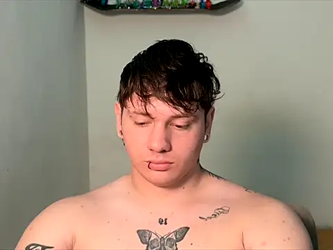Snapshot of Skol_100802 chatting on June 4, 7:53 pm Skol 100802 online show from June 4, 7:53 pm