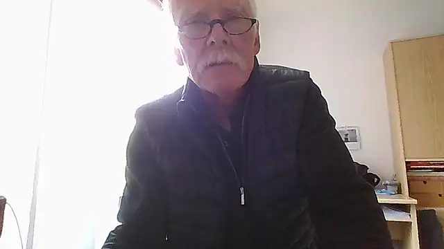 Snapshot of super-snoopy chatting on April 19, 9:52 am super-snoopy online show from April 19, 9:52 am