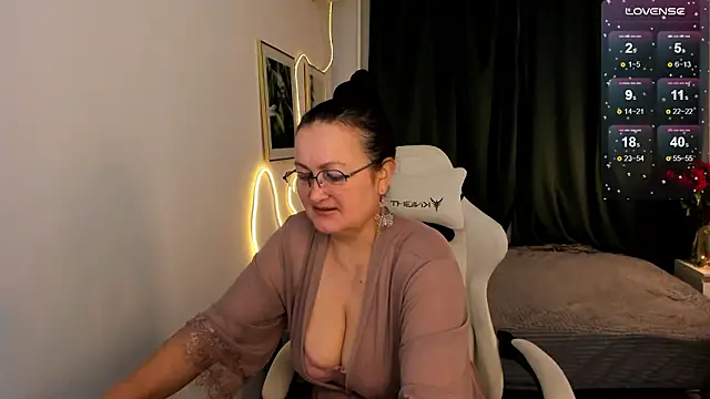 hottyannaa online show from February 4, 2:39 am