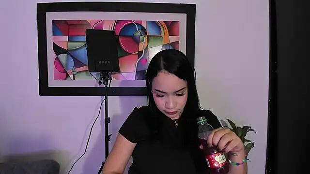 Kari Ruiz  online show from April 20, 8:10 pm