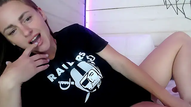 Snapshot of CandyBunie chatting on July 7, 4:04 am CandyBunie online show from July 7, 4:04 am