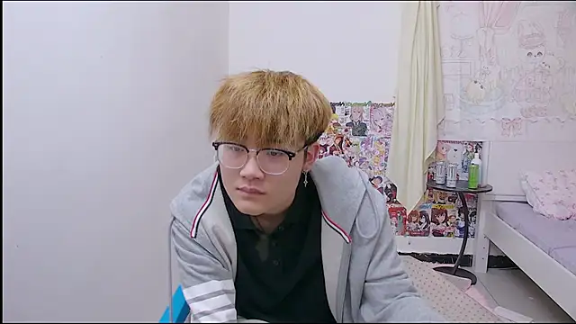 KK-cuteboy online show from April 11, 7:45 am