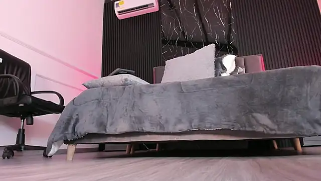 Miahsens online show from December 15, 11:36 am