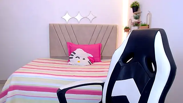 Snapshot of zara_cute chatting on May 15, 12:23 pm zara cute online show from May 15, 12:23 pm