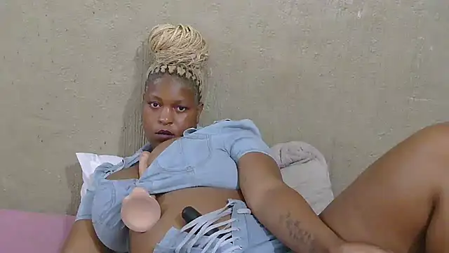 Snapshot of ZuriVixen chatting on October 17, 7:49 pm ZuriVixen online show from October 17, 7:49 pm