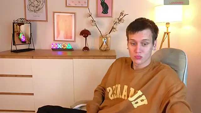 Snapshot of hun1er_steele chatting on October 18, 2:29 pm hun1er steele online show from October 18, 2:29 pm