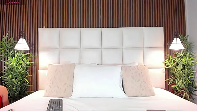 VanneCamiel online show from December 17, 12:00 pm